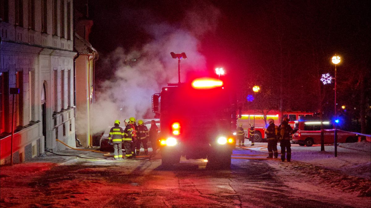 V Horní Plané hořela sauna. Dva hasiči utrpěli středně těžké popáleniny